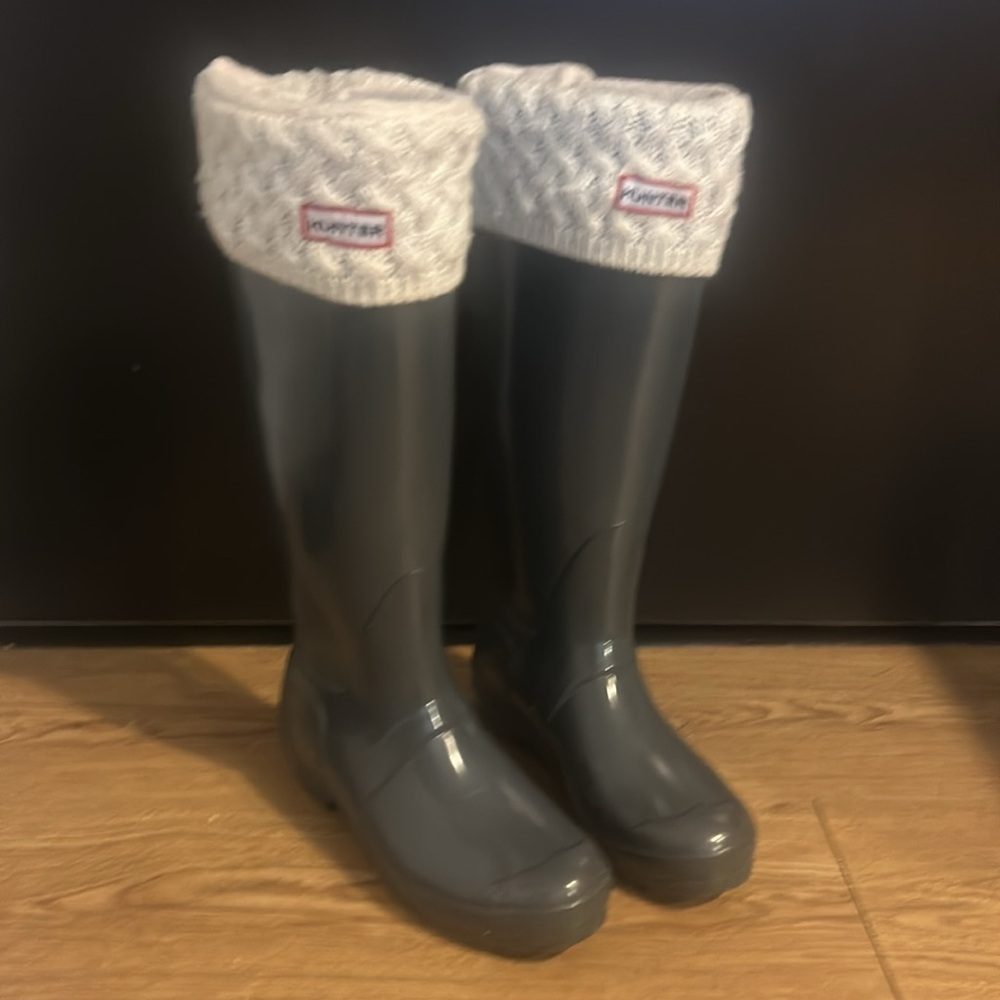 Women’s Hunter Rain Boots/Fleece Logo Socks Size 8